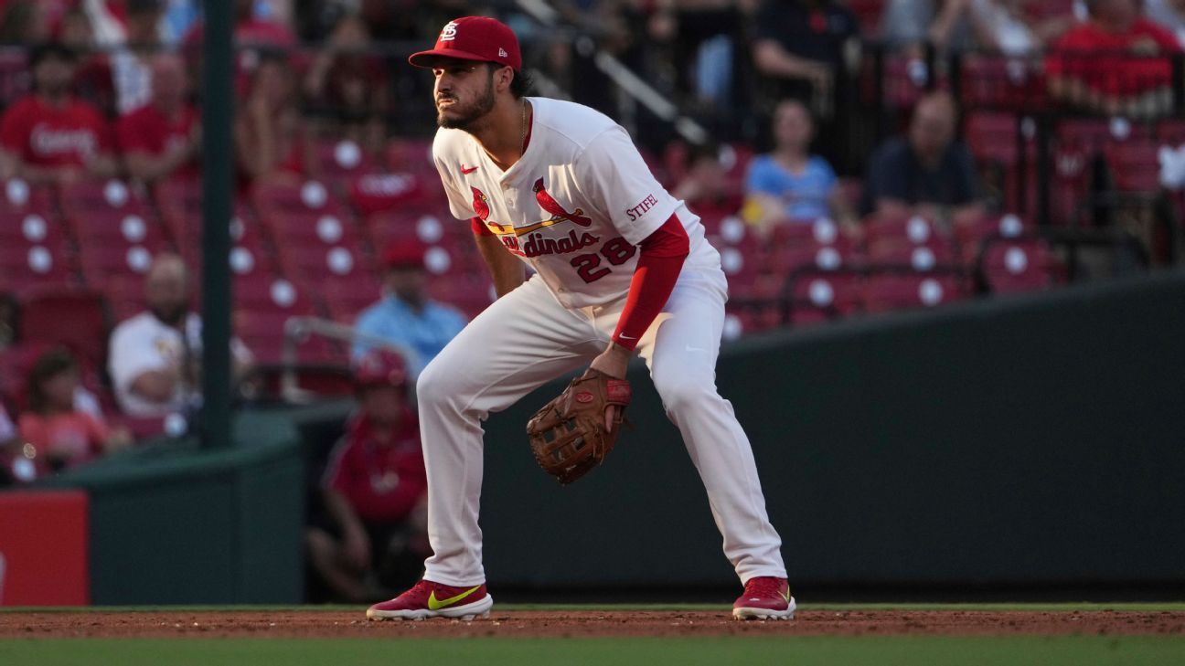 Cardinals' Arenado (sprained finger) exits early