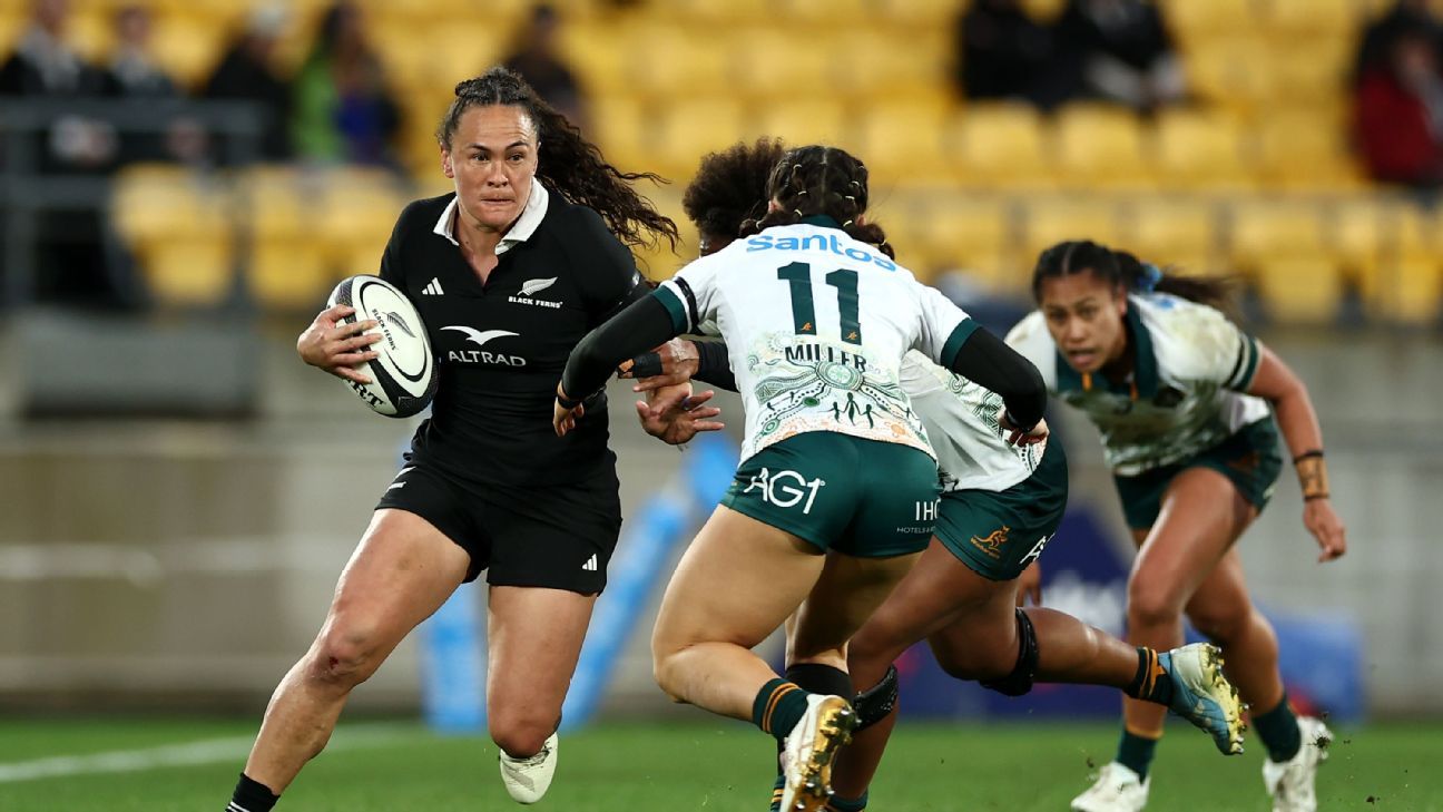 La corredora de Nueva Zelanda Portia Woodman-Wickliffe (L) salió del retiro para jugar en la Copa del Mundo.