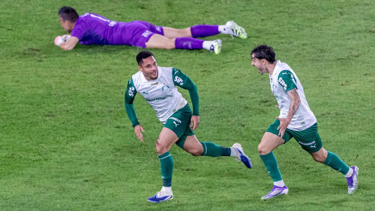 Palmeiras: Vitor Roque encerra jejum e recebe reconhecimento de Abel após gol.