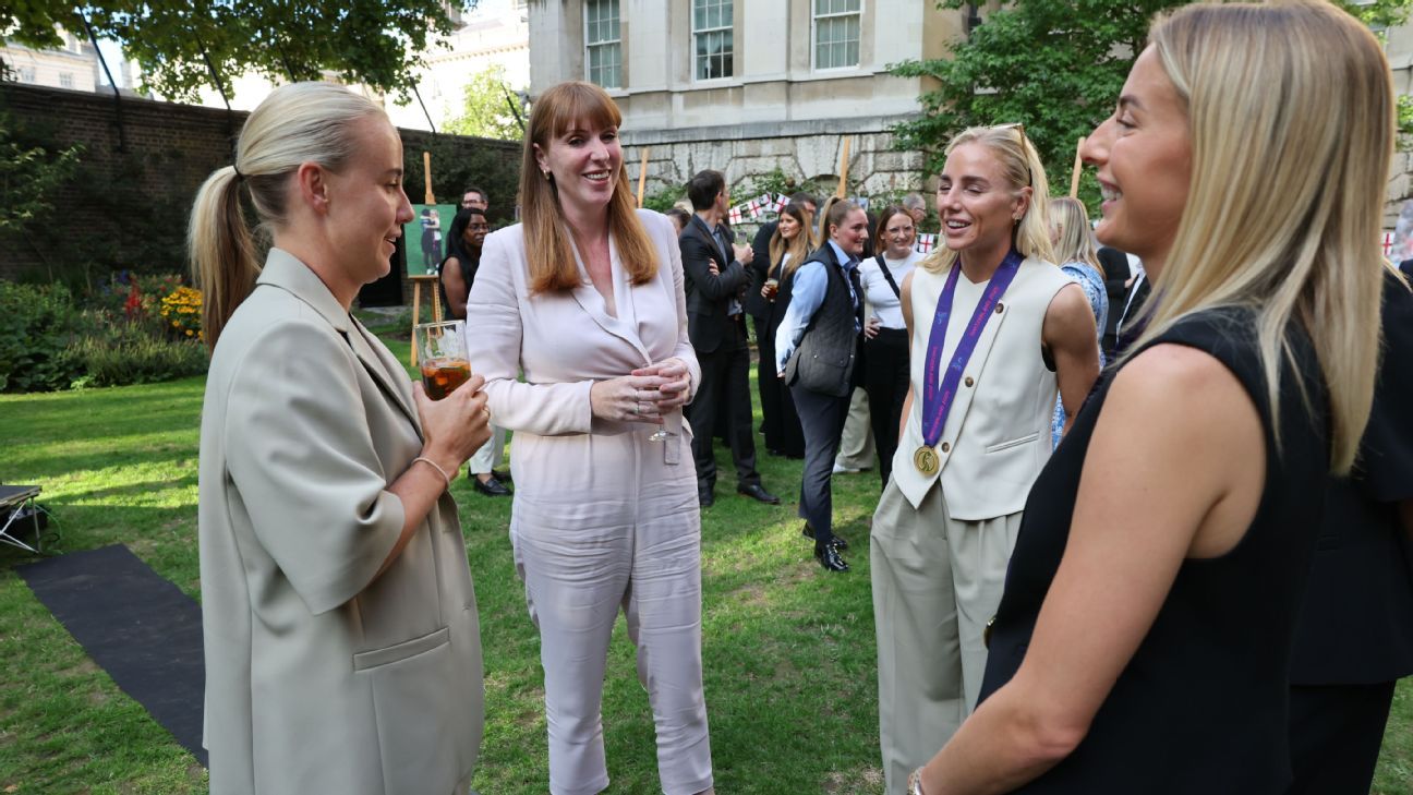 Jugadoras y personal de Inglaterra se reunieron con la viceprimera ministra Angela Raynor en Downing Street.