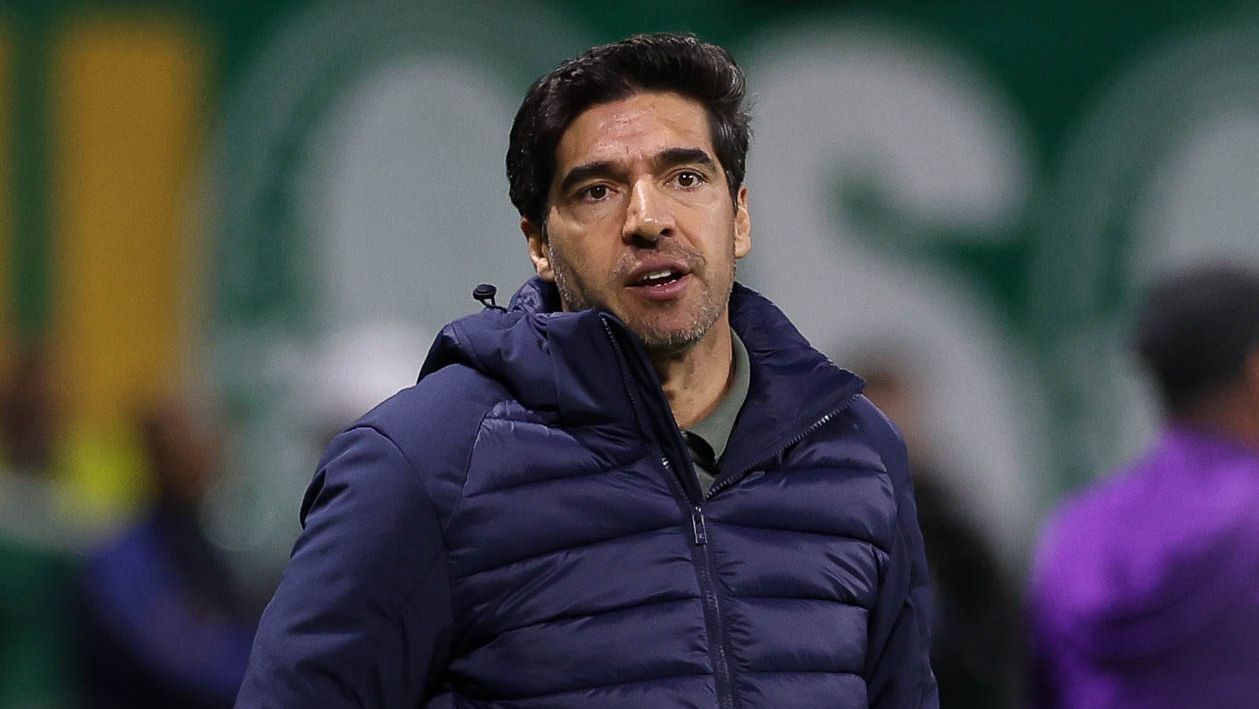 Torcida do Palmeiras protesta com faixa em frente ao Allianz Parque.