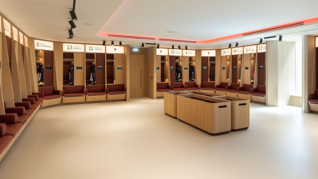 Vestuarios del recién renovado centro de entrenamiento Carrington del Manchester United.