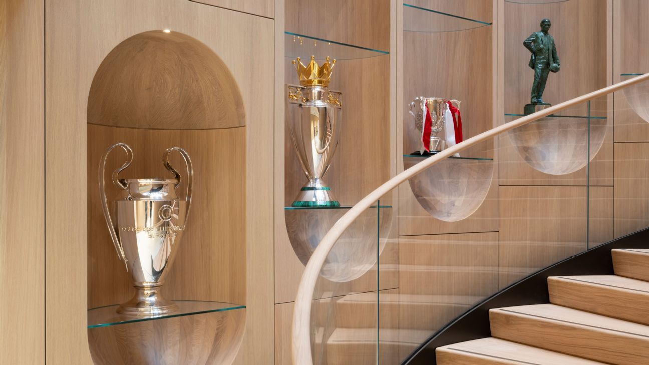 Trofeos exhibidos a lo largo de la escalera en el renovado centro de entrenamiento Carrington.