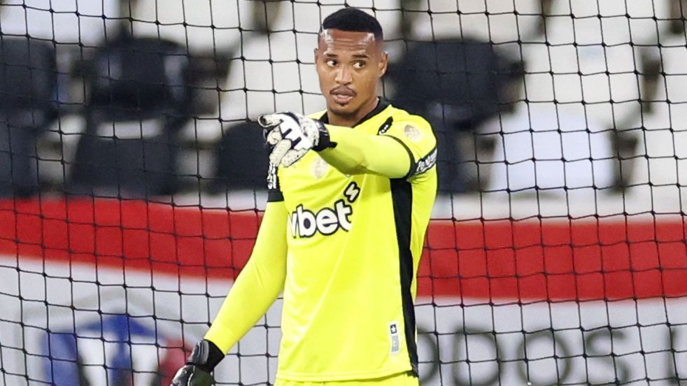 Rival Vê Goleiro Partir: John Deixa o Botafogo Rumo à Premier League