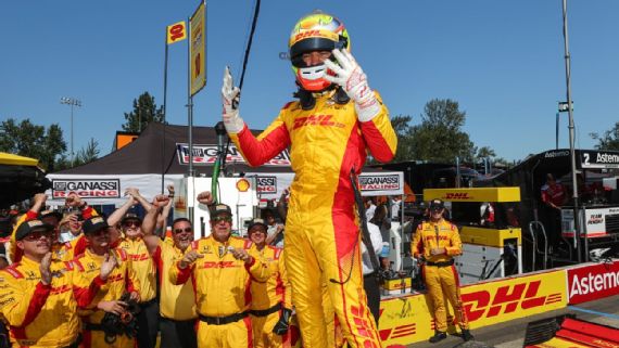 Álex Palou celebrando su cuarto campeonato de IndyCar