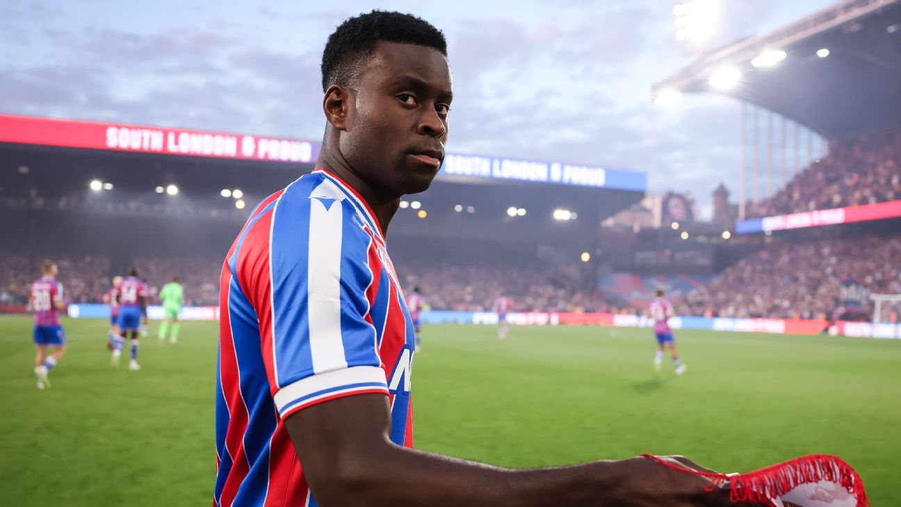 Marc Guéhi en acción con el Crystal Palace