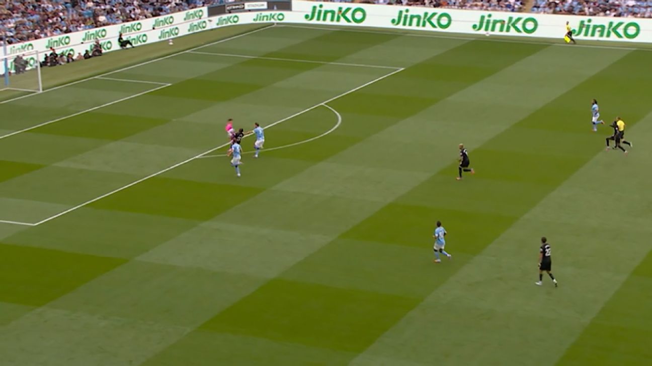 VAR in the Premier League: Refereeing errors? Man United, City and more in the debate.