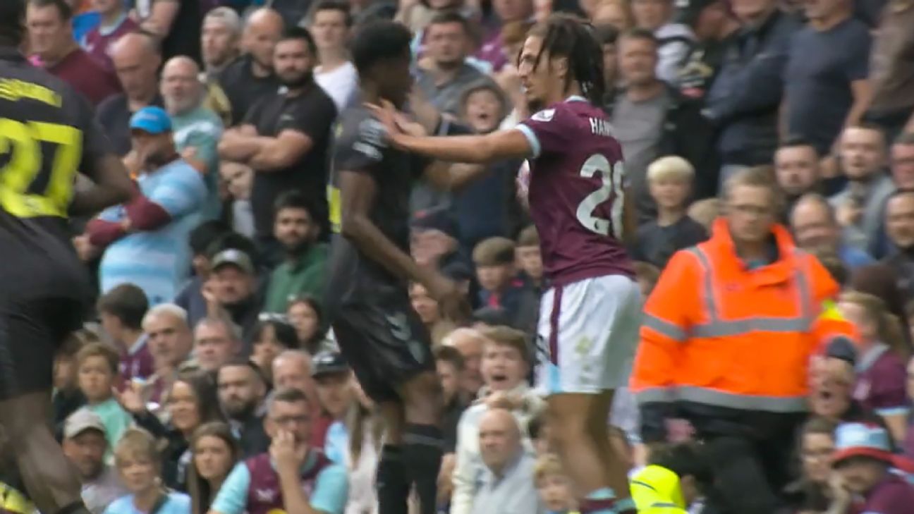 VAR in the Premier League: Refereeing errors? Man United, City and more in the debate.
