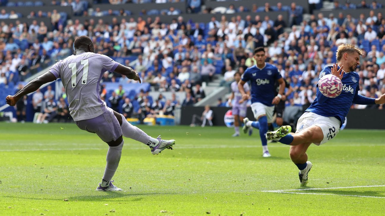 VAR in the Premier League: Refereeing errors? Man United, City and more in the debate.