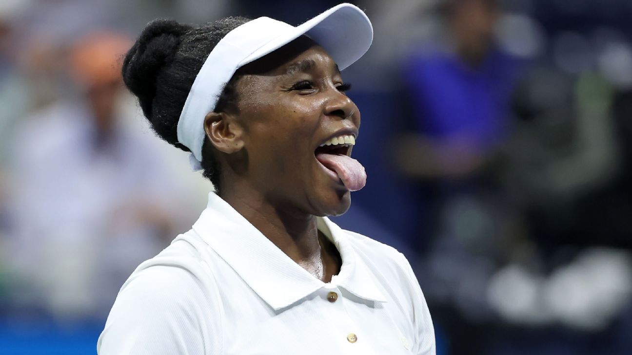 Venus Williams reacciona después de ganar el segundo set contra Karolina Muchova el lunes por la noche en el Arthur Ashe Stadium. Williams estaba haciendo su 25ª aparición en el cuadro principal del US Open, la mayor cantidad por cualquier hombre o mujer desde que comenzó la era Open.