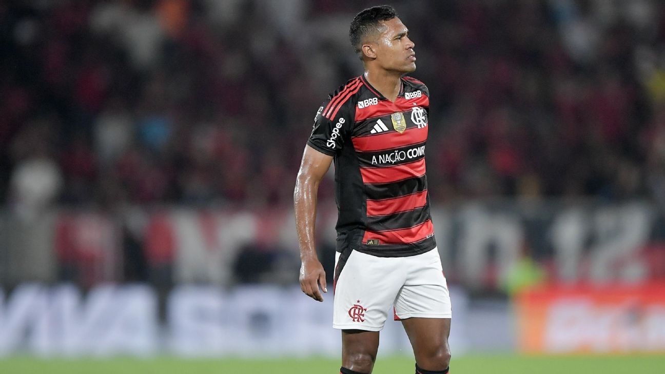 Alex Sandro completa um ano no Flamengo e acumula sérios problemas físicos