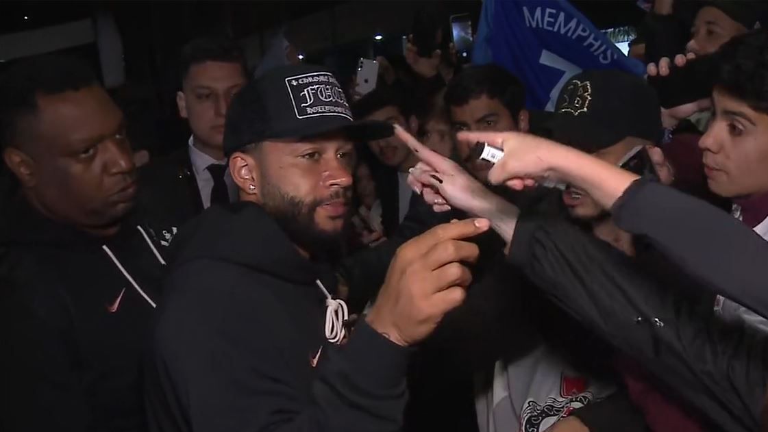 Corinthians chega em Curitiba com festa e Memphis no meio da torcida