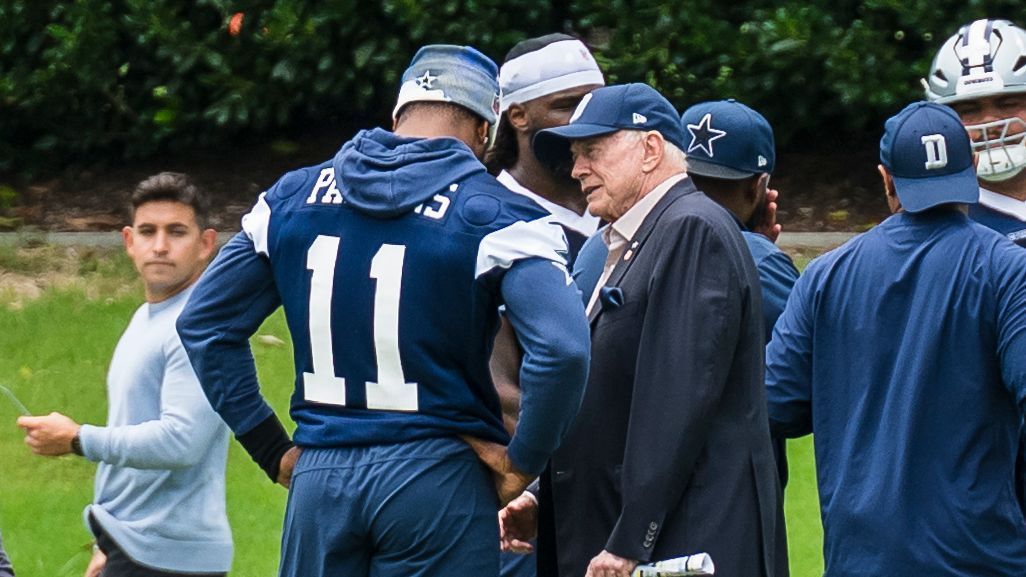 Jerry Jones y Micah Parsons