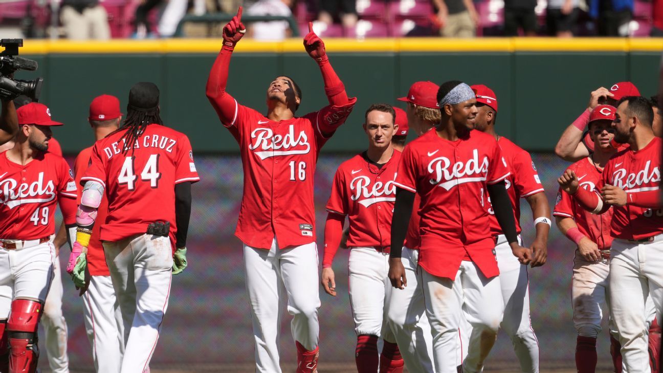 Noelvi Marte celebra con sus compañeros de equipo después de su sencillo de dos carreras en la novena entrada para vencer a los Blue Jays.