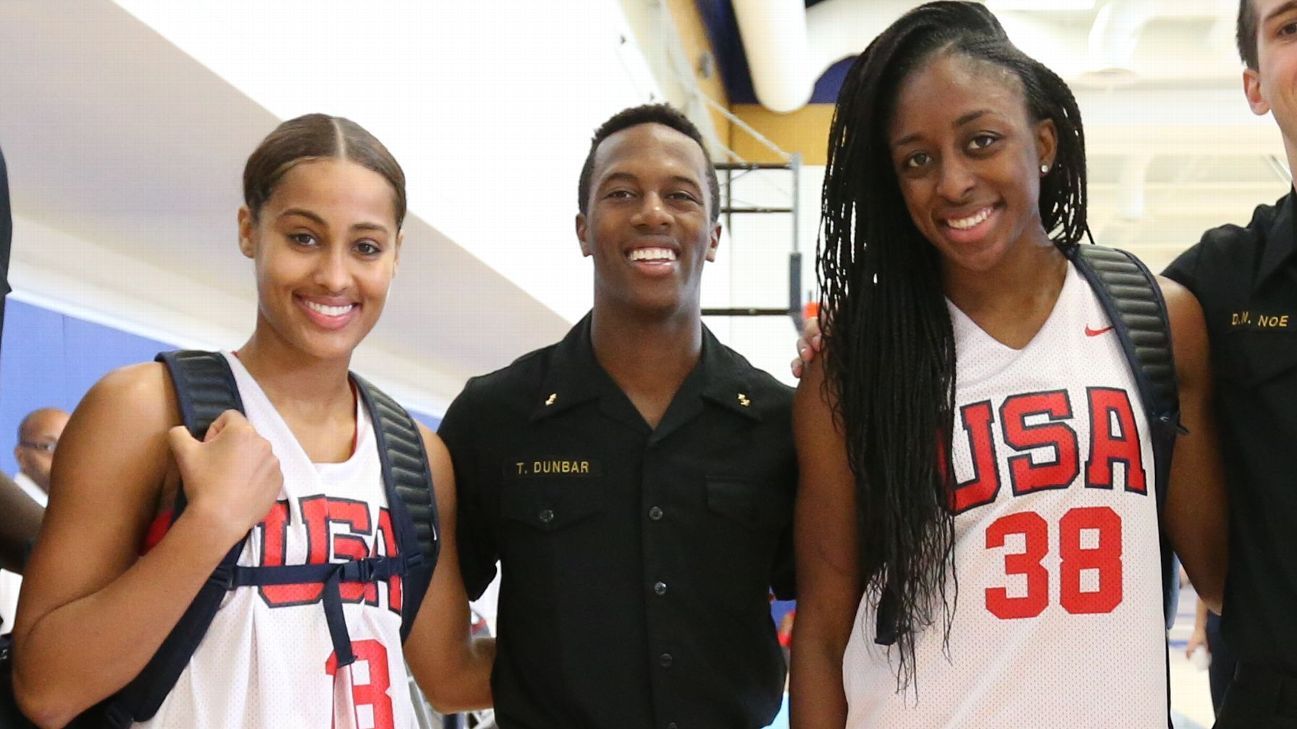 Después de formar equipo en eventos de USA Basketball en su juventud, Skylar Diggins, a la izquierda, y Nneka Ogwumike, que se muestran en 2014 antes de una práctica del equipo nacional senior de EE. UU. en Annapolis, Maryland, una vez consideraron jugar juntas en la universidad.