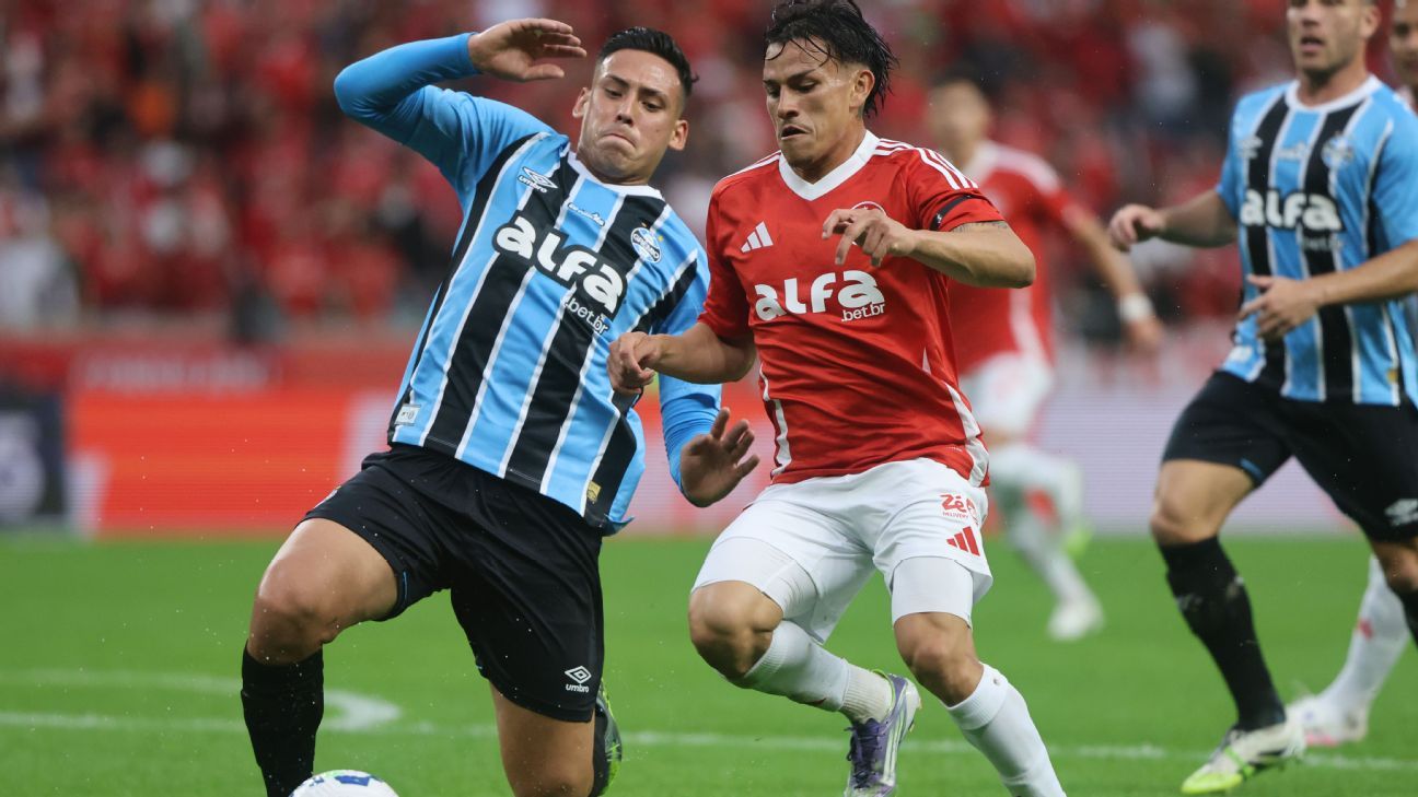 Grêmio: Jogador comete dois pênaltis em GreNal, é consolado por companheiros.