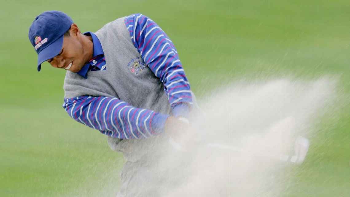 Un atuendo morado elegante no ayudó a Tiger Woods a evitar este búnker en 2004.