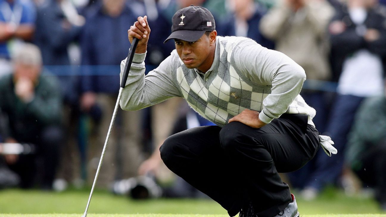 Tiger Woods en Ryder Cup 2006 con suéter gris