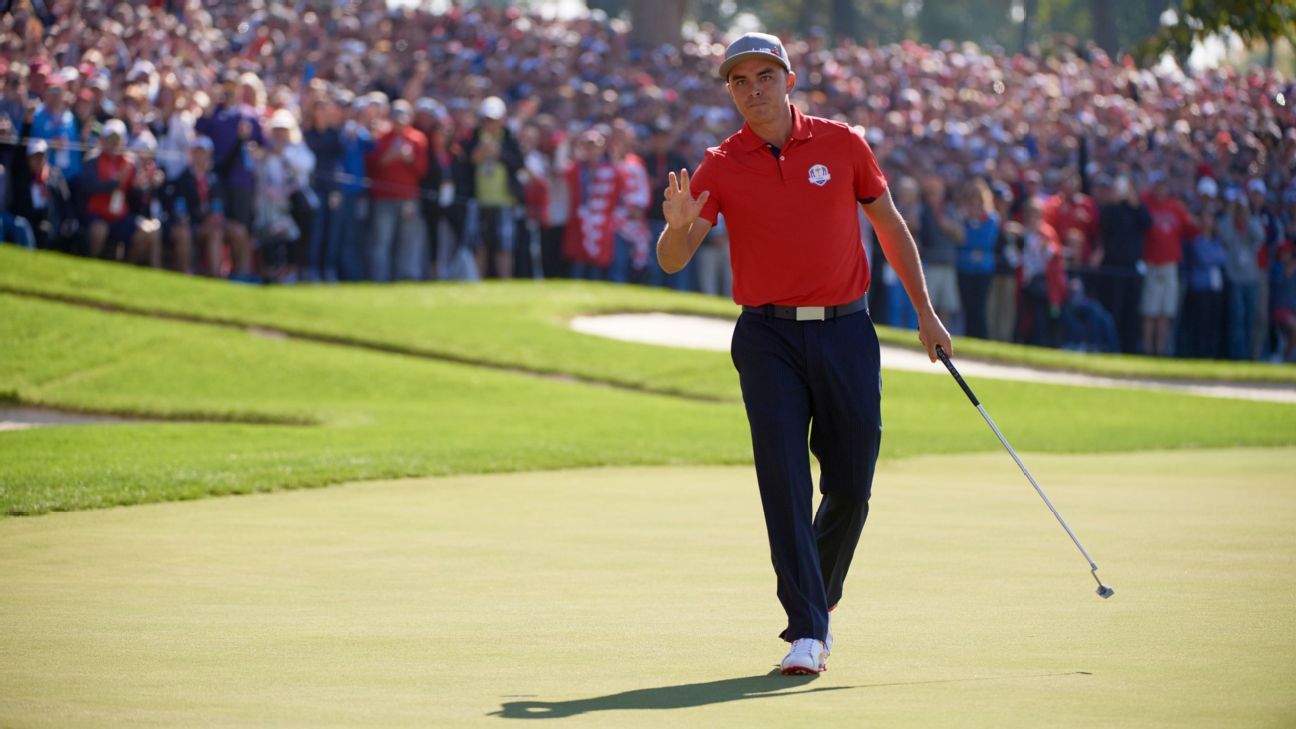 Rickie Fowler en Ryder Cup 2016 con camiseta roja