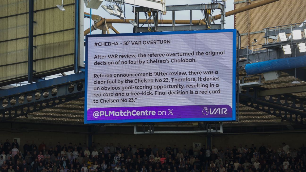 La pantalla grande muestra la explicación de la tarjeta roja de Trevoh Chalobah.