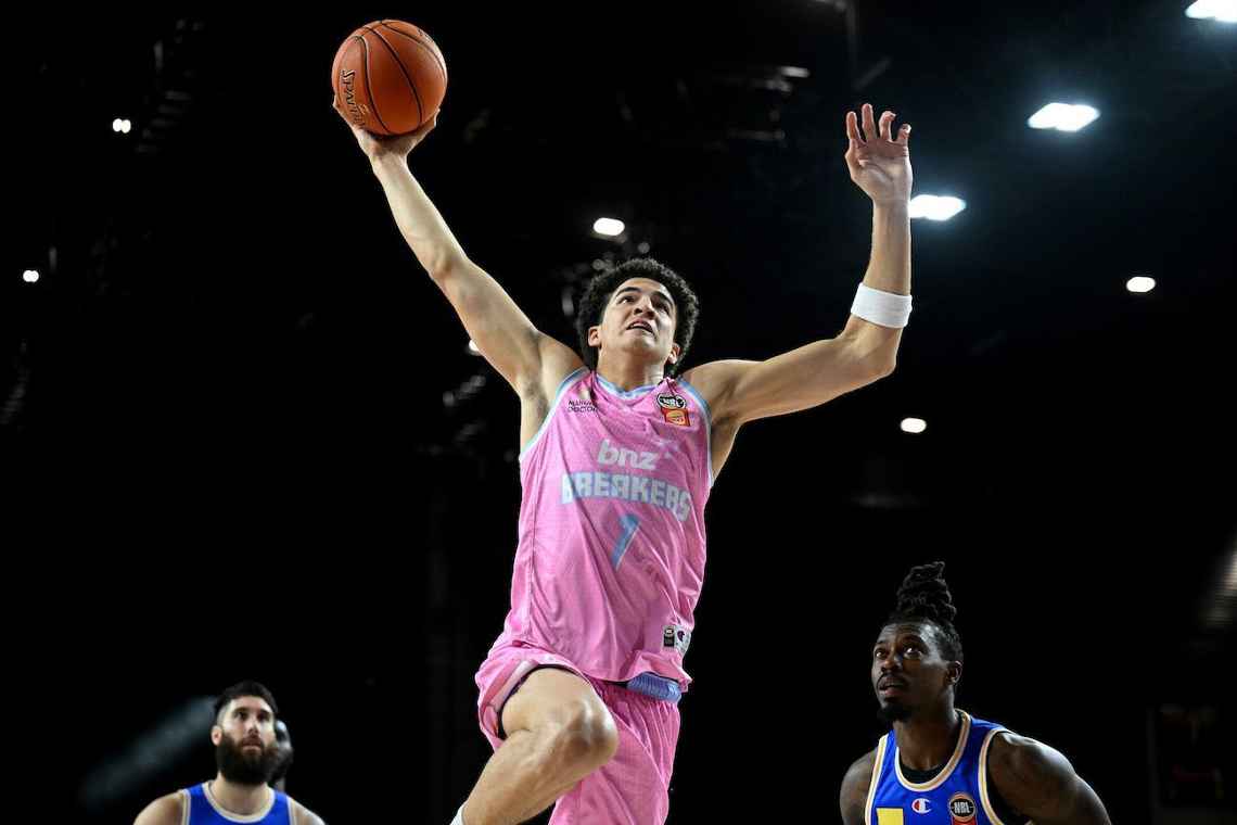 Karim López playing basketball for New Zealand Breakers