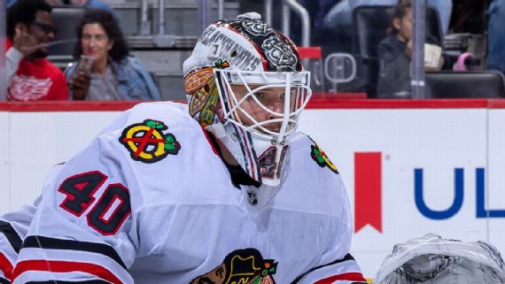 Арвид Содерблом в простой маске с логотипом Блэкхокс