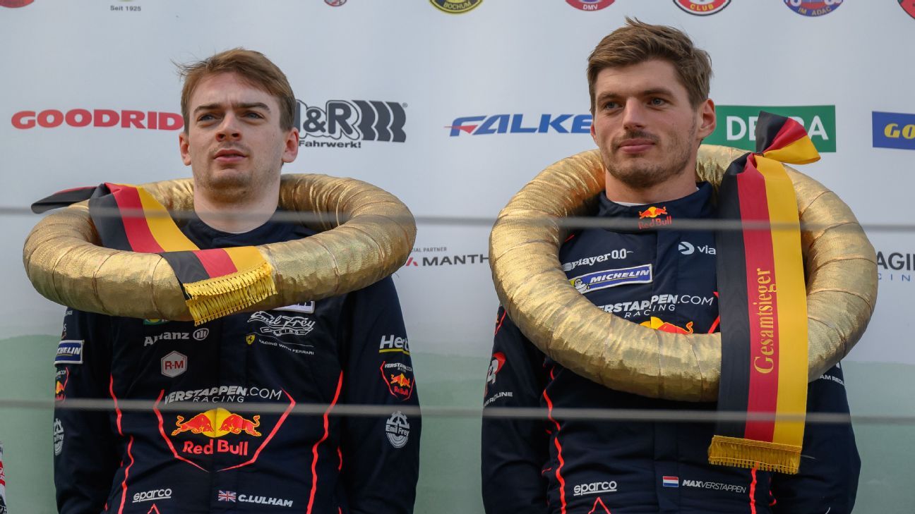 Christopher Lulham (L) y Max Verstappen en el podio después de ganar la carrera de resistencia GT3.