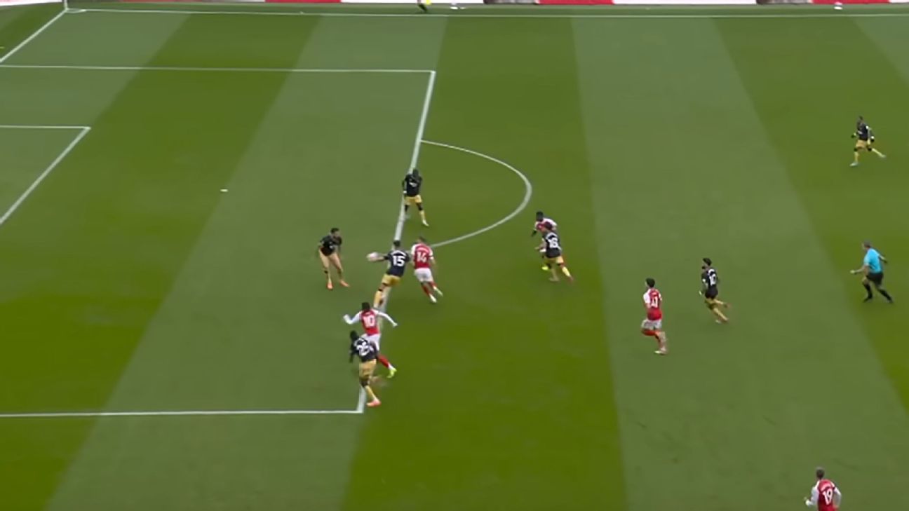 El VAR apoyó la decisión de no pitar mano contra Konstantinos Mavropanos.