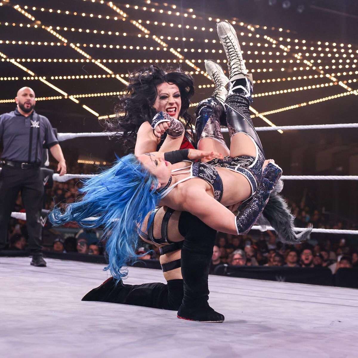 Stephanie Vaquer con los títulos de NXT y Campeonato Femenino Norteamericano.