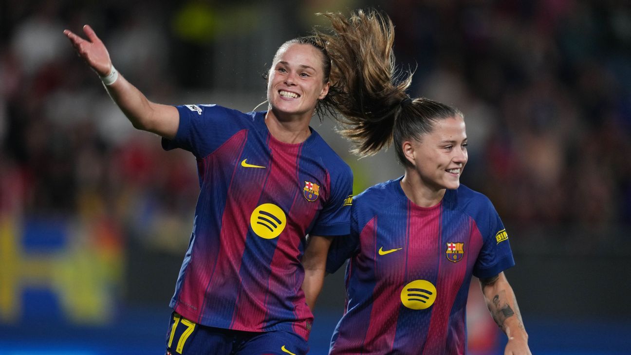 Ewa Pajor celebra con Clàudia Pina después de marcar en la victoria del Barcelona sobre el Bayern de Múnich.