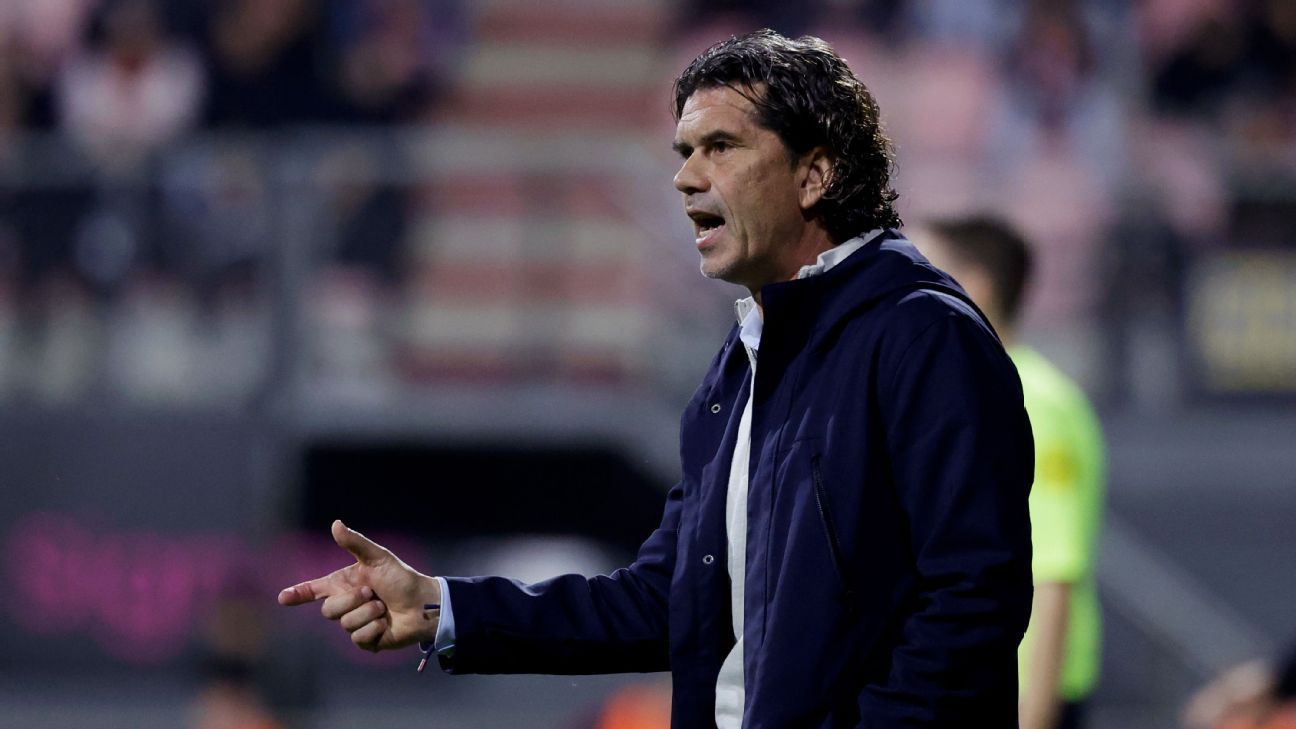 FC Eindhoven-trainer Verberne blijft strijdbaar, maar 'is niet gek': "Weet hoe het werkt in deze wer