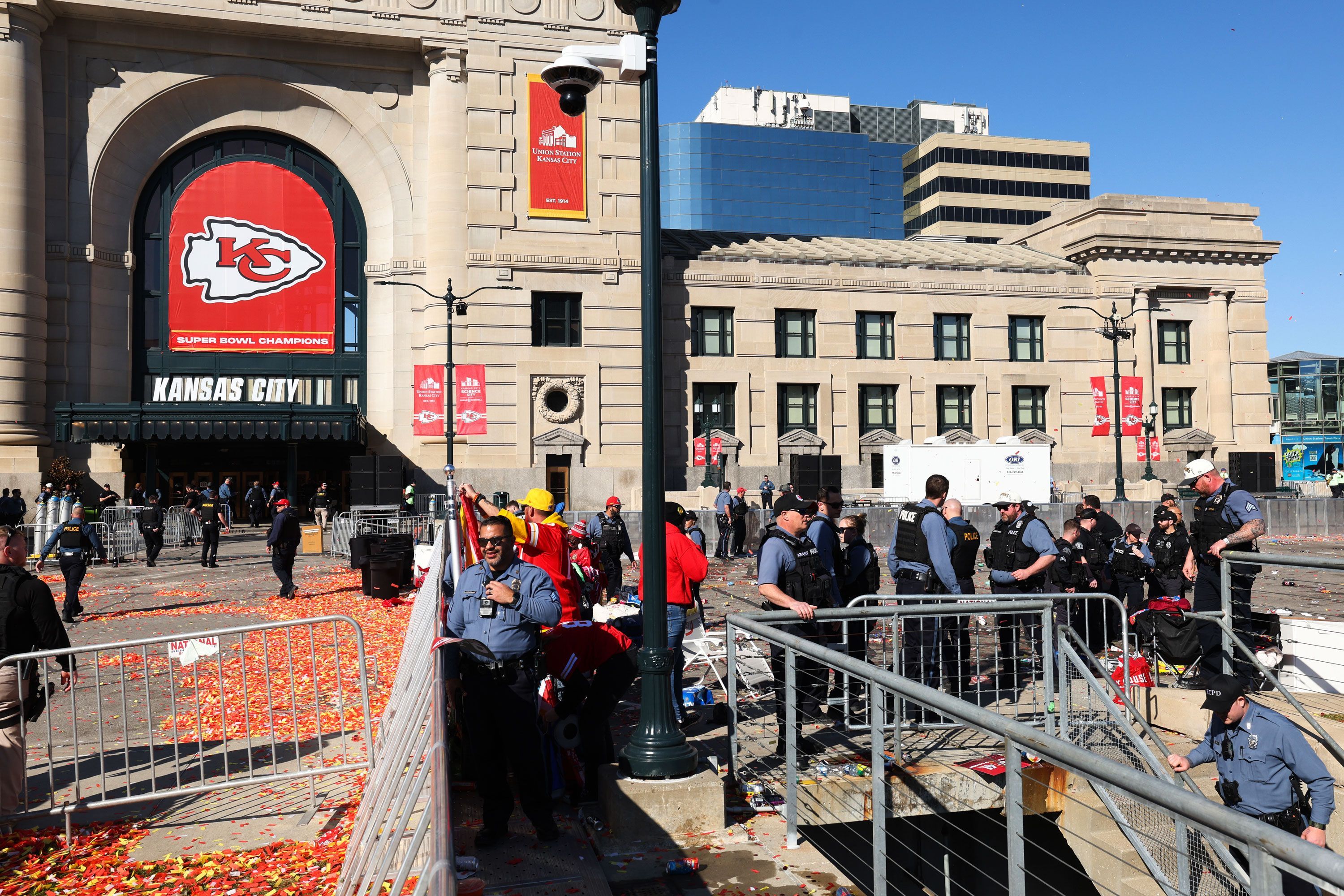 Familia Busca Justicia Tras Falsa Acusación en Tiroteo Parade Chiefs 1 Imagen de la policía respondiendo a un tiroteo en Union Station después del desfile de la victoria del Super Bowl LVIII de los Kansas City Chiefs el 14 de febrero de 2024. Una presentadora de radio local, Lisa Lopez-Galvan, murió y 22 personas resultaron heridas.