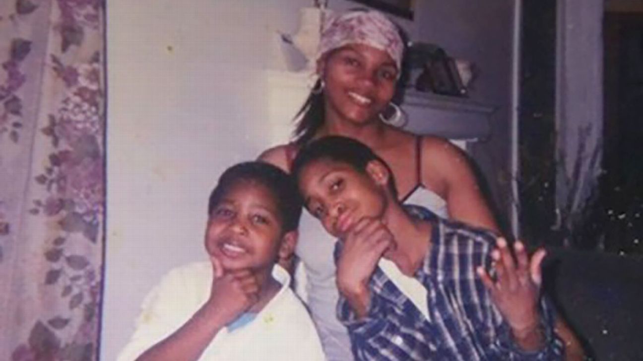 Jonnu Smith: Hermano cerca de la libertad, emotivo reencuentro con Steelers y futuro en la NFL. 1 Karen Smith con sus hijos Jonnu y Wayne.