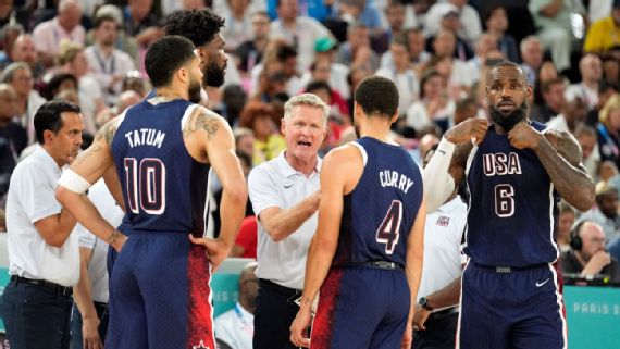 Steve Kerr y Stephen Curry celebrando una medalla de oro olímpica.