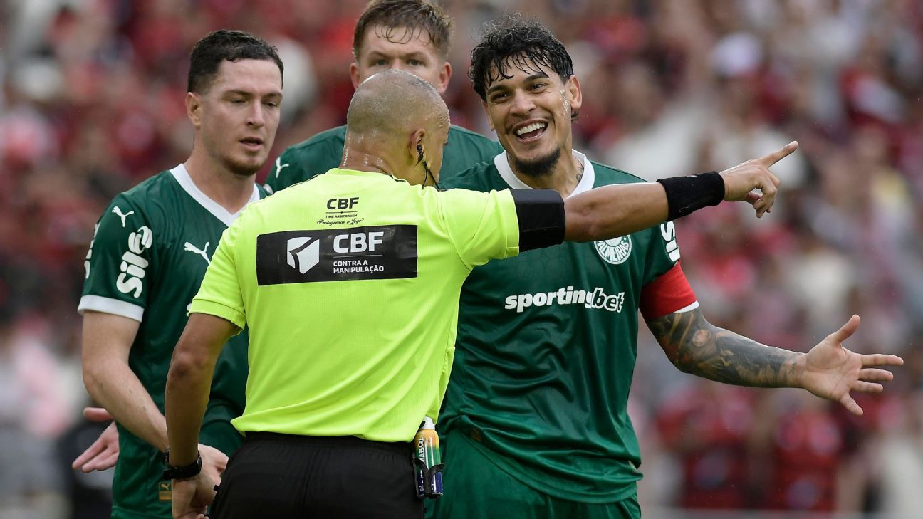 Título: Palmeiras aponta pressão da ira flamenguista e compra de briga do São Paulo sobre arbitragem no MaracanãChamadas curtas / legendas:  1. Palmeiras contesta decisões da arbitragem em meio a