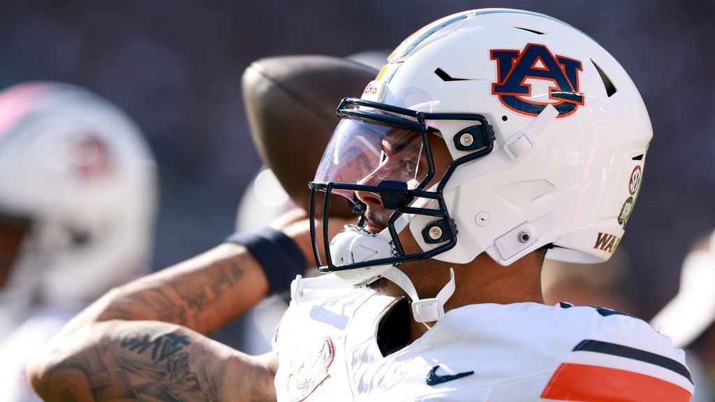 Auburn QBs Arnold, Daniels to split practice reps