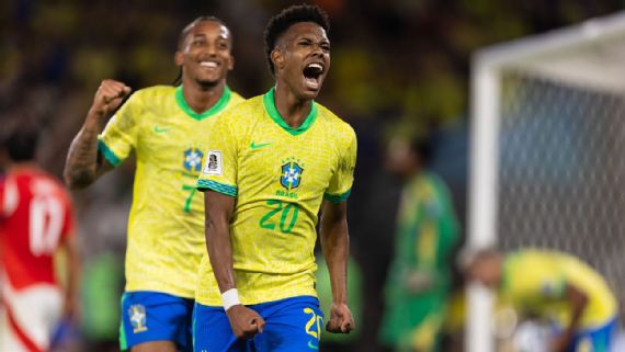 Estêvão célèbre un but pour le Brésil.
