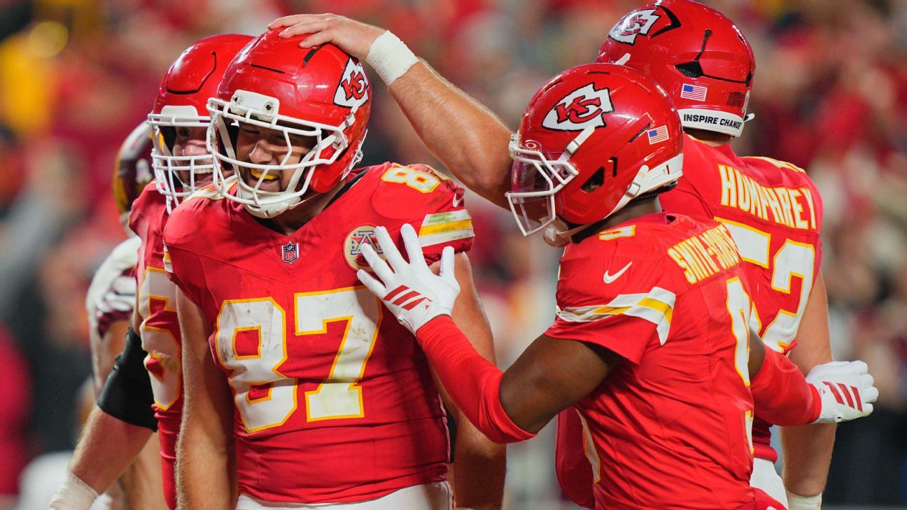 Kelce ties Chiefs TD mark with vintage night