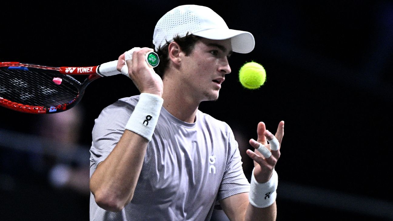 João Fonseca perde para Karen Khachanov, dá adeus ao Masters 1000 de Paris e encerra maratona de jogos