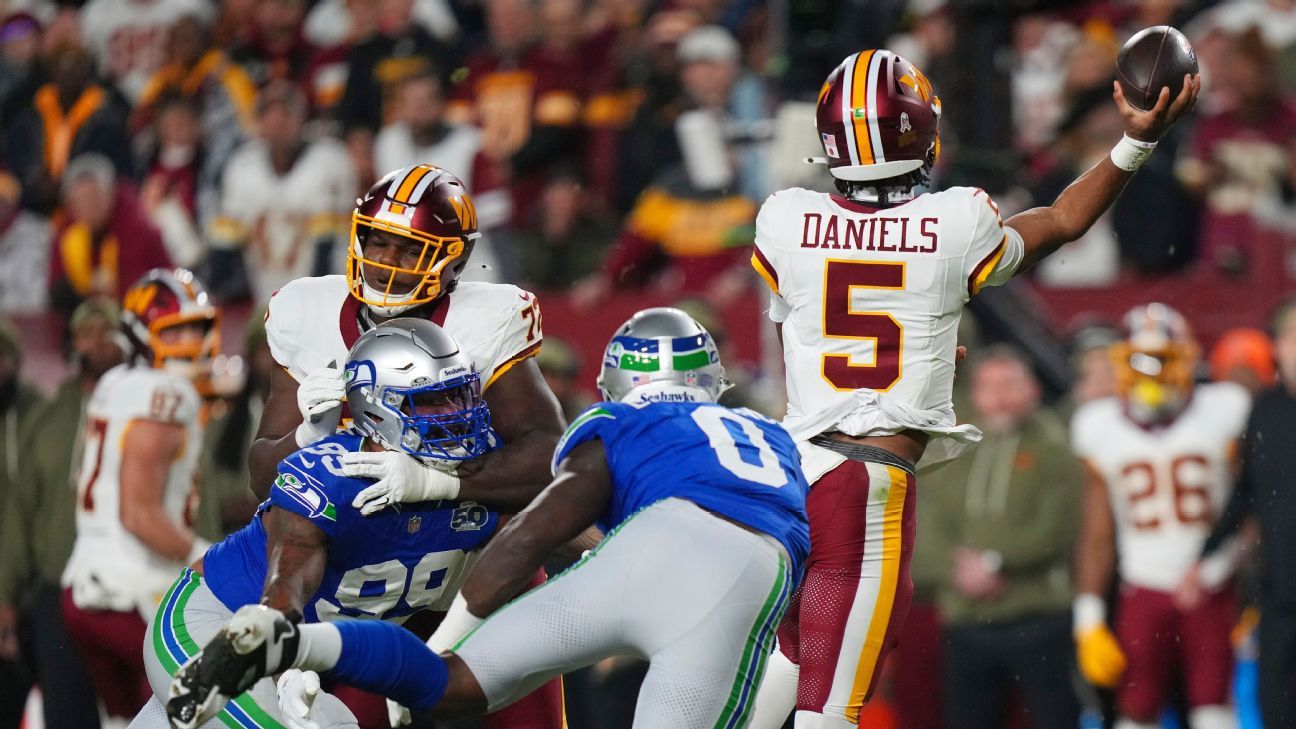 QB Daniels suffers serious-looking left arm injury