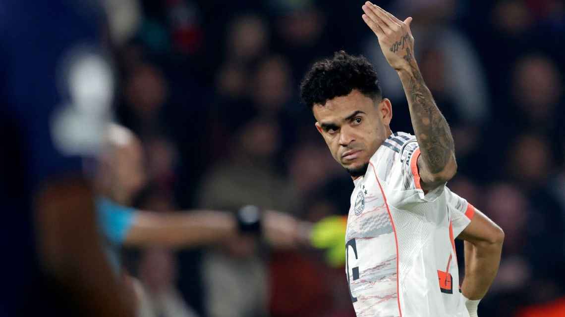 Luis Díaz, del Bayern, marca dos goles y recibe una tarjeta roja en la primera parte contra el PSG. Luis Díaz, del Bayern, marca dos goles y recibe una tarjeta roja en la primera parte contra el PSG.