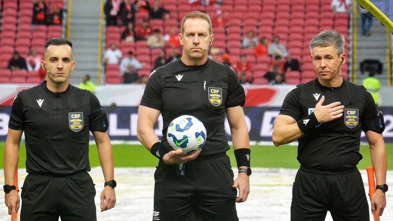 Árbitro relata cobranças de D'Alessandro e Barcellos em súmula de Inter x Bahia: 'Forma ostensiva e desrespeitosa'