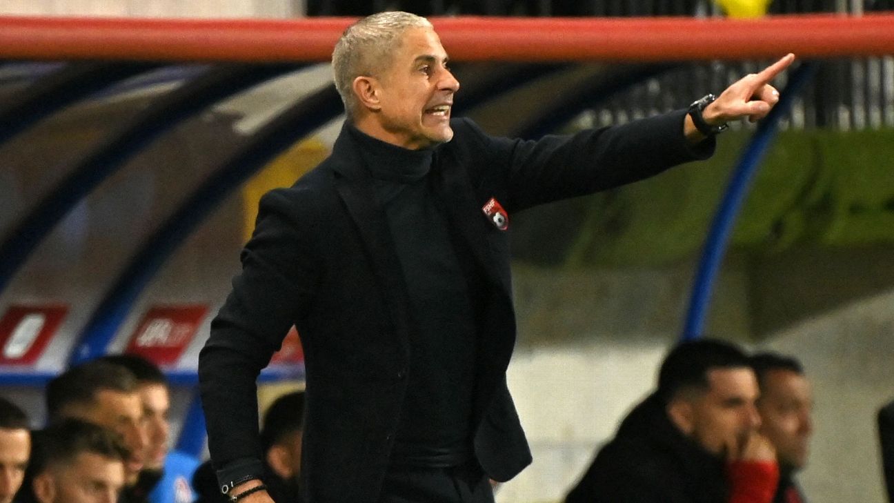 Sylvinho faz história com a Albânia e garante país na repescagem por vaga na Copa
