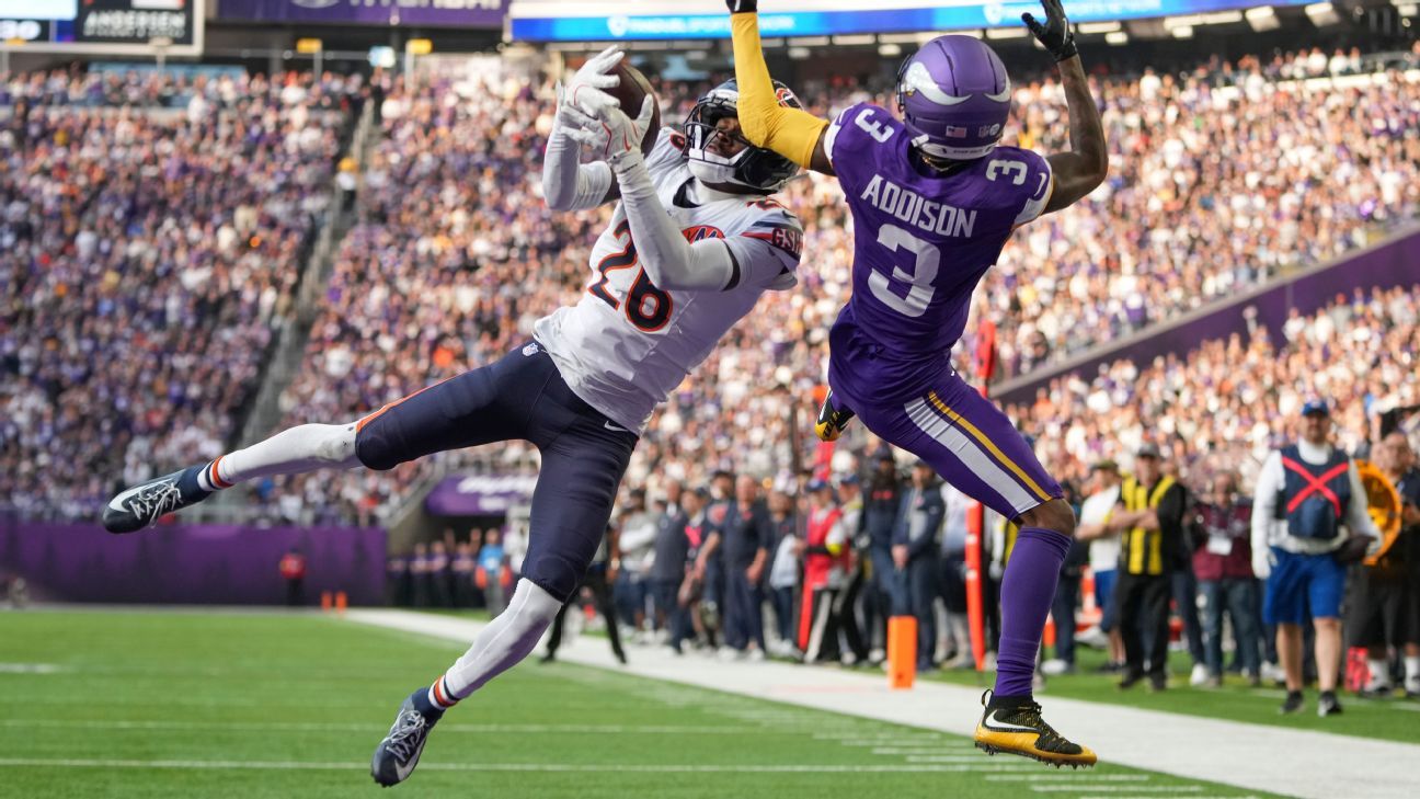 Bears' Wright honors former coach Beam with INT