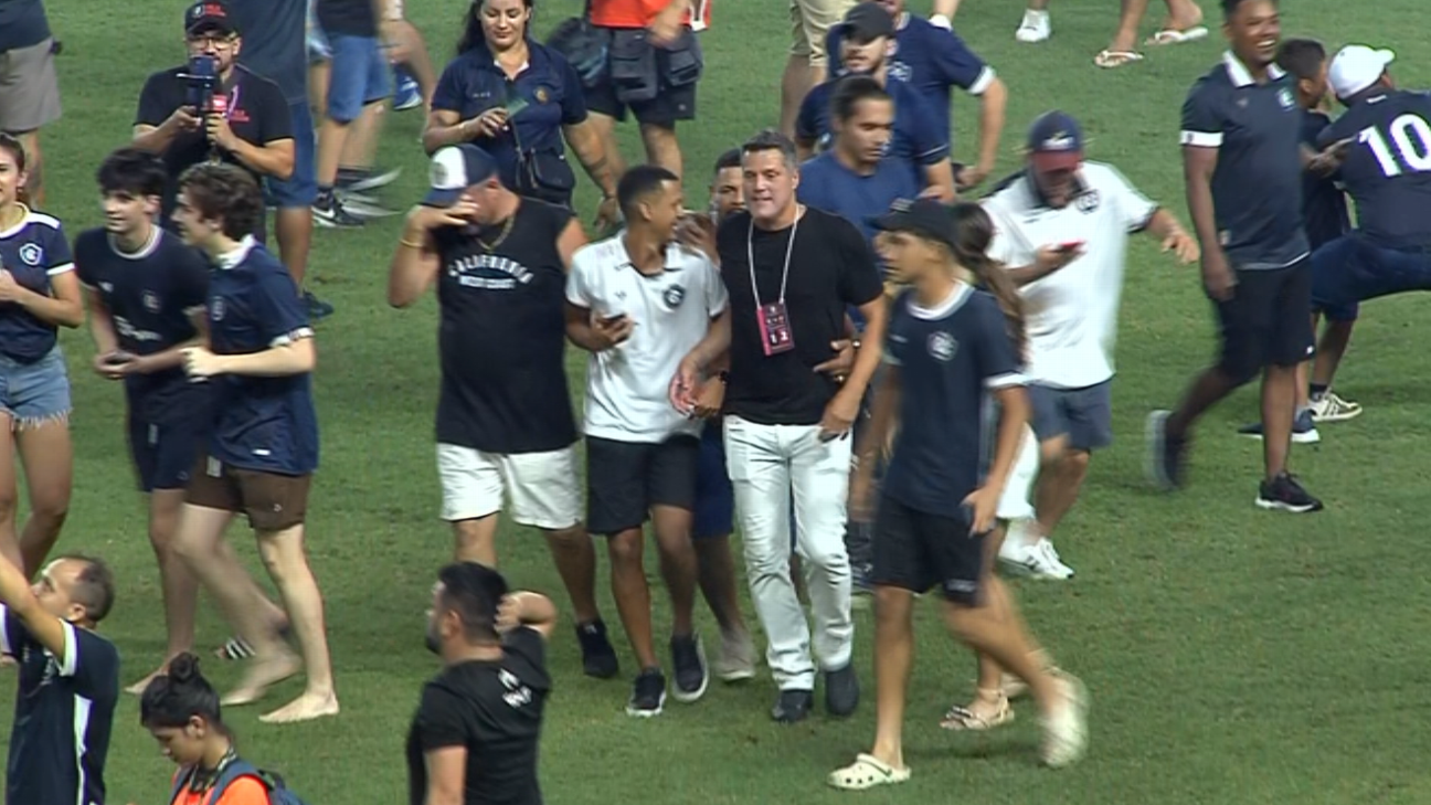 Por que Júlio César, goleiro ex-Flamengo e seleção, apareceu no meio da torcida do Remo e chorando após acesso?