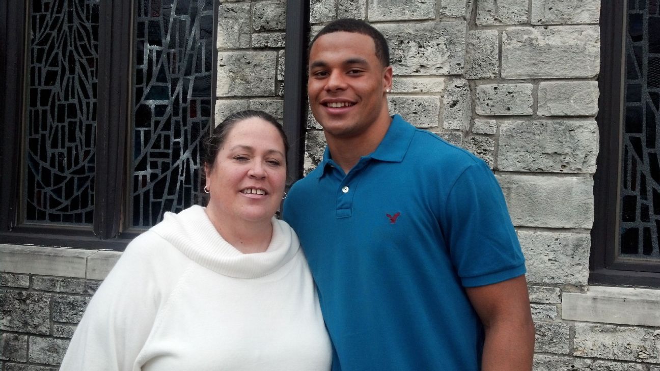 Dak Prescott y su madre, Peggy Prescott.