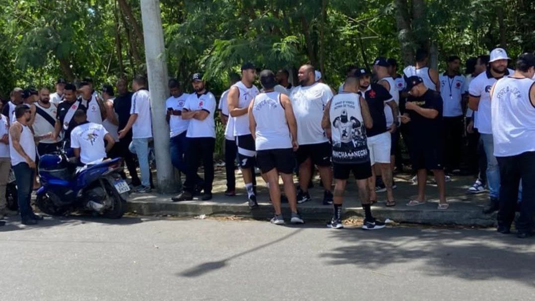 Organizada do Vasco vai ao CT antes de 'final' contra o Inter, defende Diniz e cobra elenco: 'A vontade é de dar porrada em alguns...'
