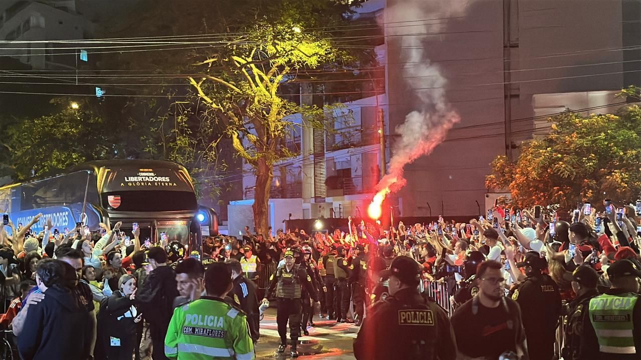 Festa e emoção: Flamengo chega a Lima com torcedores vibrantes e Danilo entre a torcida