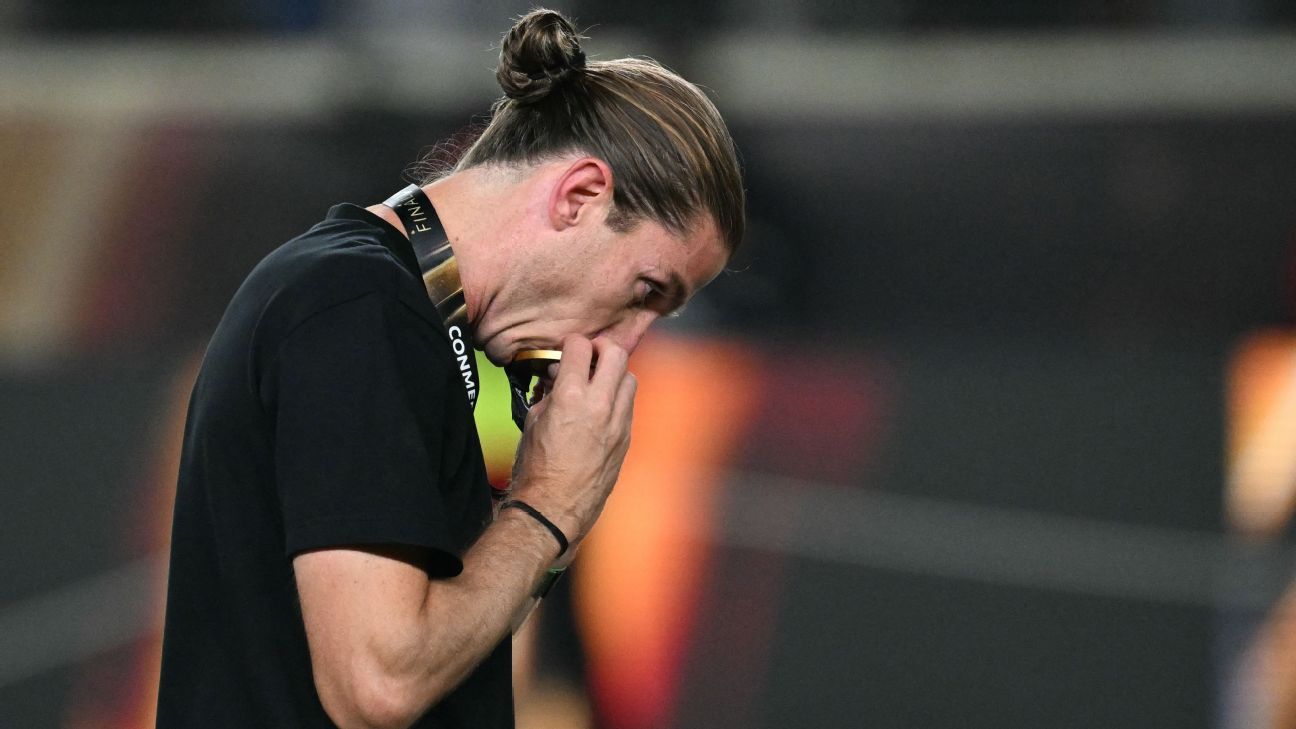 Filipe Luís brilha no Flamengo, mas impasse o impede de retornar ao futebol europeu