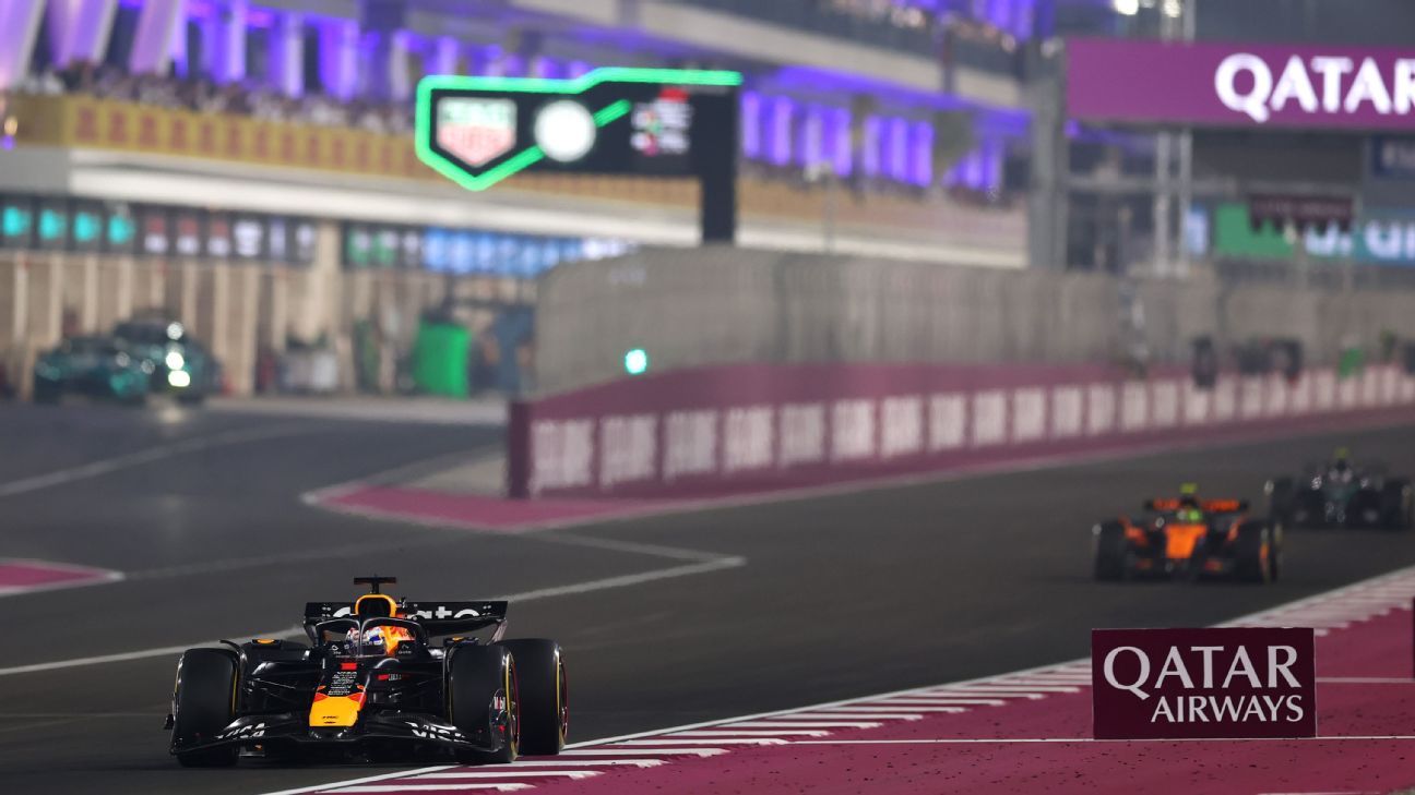 McLaren erra estratégia, Verstappen vence e F1 vai para última corrida com três pilotos na briga pelo título